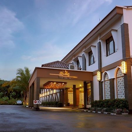 Multazam Hotel Solo Exterior foto
